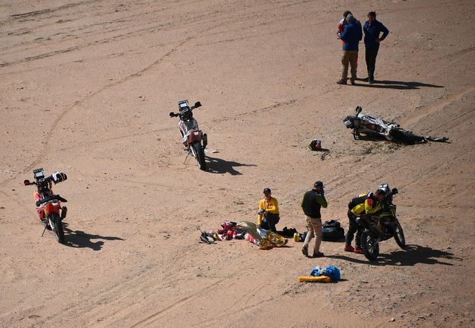 Další závodníci se snaží pomoci Paulo Goncalvesovi, jenž havaroval během 7. etapy Rallye Dakar následkům svých zranění podlehl. U žluté motorky stojí Slovák Štefan Svitko