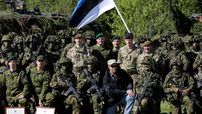 Estonský prezident Ilves s estonskými vojáky.