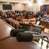 Opera v jednacím sále poslanecké sněmovny, zpívá Vojtěch Dyk a Simona Šaturová