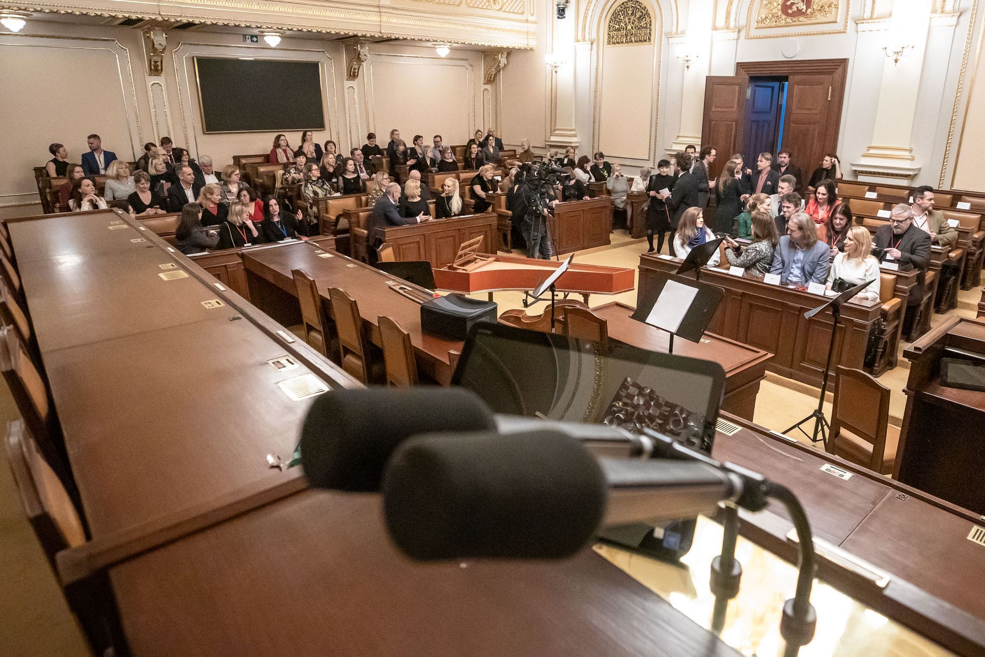 Opera v jednacím sále poslanecké sněmovny, zpívá Vojtěch Dyk a Simona Šaturová
