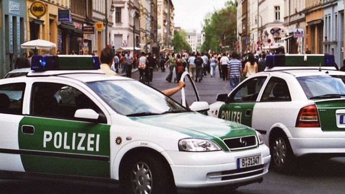 Patrola v ulicích proti organizovanému zločinu nepomůže. Německo chce pátrat s využitím webu. Ilustrační foto.