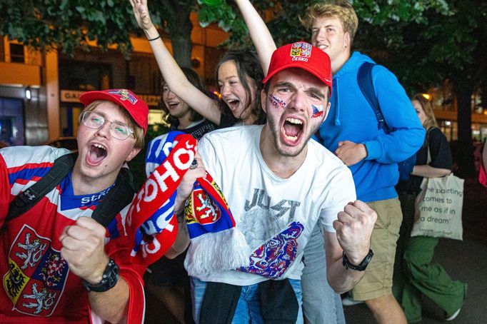 Fanoušci na Staroměstském náměstí v Praze sledují finále mezi Českem a Švýcarskem na MS v hokeji 2024.