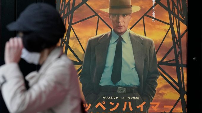Film Oppenheimer začala japonská kina promítat v pátek. Na snímku je plakát z multiplexu v Tokiu.