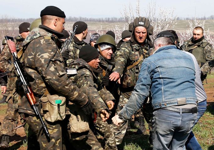 Ukrajinští vojáci a proruští demonstranti u Kramatorsku - 16. dubna 2014