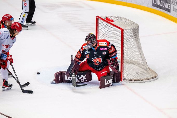 Matěj Machovský ve finále extraligy Třinec - Hradec Králové.