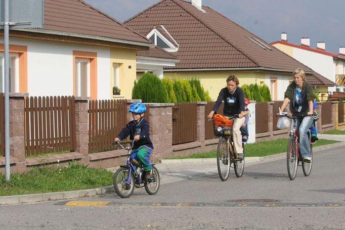 Nejčastěji je u nových bytovek vidět matky s dětmi. Rychle jich přibývá. Přistěhovalci už přebírají důležité funkce, jedna žena je ředitelkou mateřské školy, druhá šéfuje místní základce