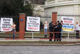 Za akcí stojí skupina oMEN, která již dříve demonstrovala na Úřadu vlády a na Pražském hradě kvůli postoji Česka k sankcím vůči Rusku.