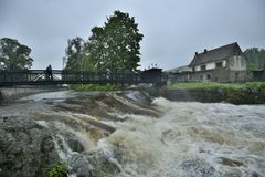 Silné deště v Česku pokračují, hrozí další povodně. Slábnout začnou až v úterý večer