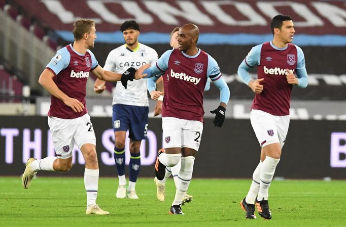 West Ham United - Aston Villa, hráči West Hamu slaví gól, Tomáš Souček, Angelo Ogbonna