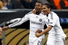 Salomon Kalou a Florent Malouda slaví gól Chelsea