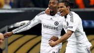 Salomon Kalou a Florent Malouda slaví gól Chelsea