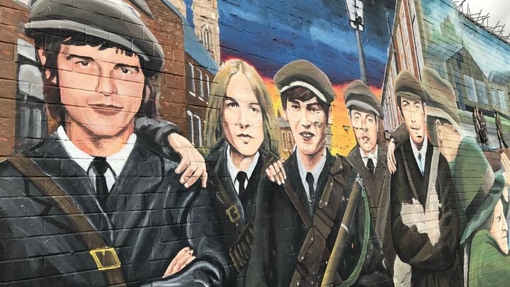 Obrazem: Graffiti připomínají staré křivdy. Jak se v Severním Irsku bojuje na zdech