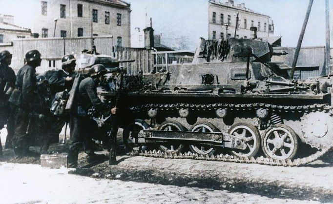 Německé tanky podporující postup pěchoty vjíždějí do Varšavy, 13. září 1939. Kolorovaný snímek