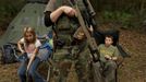 Members of the North Florida Survival Group wait with their rifles before heading out to perform enemy contact drills during a field training exercise in Old Town, Florida, December 8, 2012. The group trains children and adults alike to handle weapons and survive in the wild. The group passionately supports the right of U.S. citizens to bear arms and its website states that it aims to teach "patriots to survive in order to protect and defend our Constitution against all enemy threats". Picture taken December 8, 2013. REUTERS/Brian Blanco (UNITED STATES - Tags: SOCIETY POLITICS TPX IMAGES OF THE DAY) ATTENTION EDITORS: PICTURE 19 OF 20 FOR PACKAGE 'TRAINING CHILD SURVIVALISTS' SEARCH 'FLORIDA SURVIVAL' FOR ALL IMAGES Published: Úno. 22, 2013, 1:01 odp.