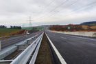 Silnice se rozšířila z dvoupruhové na čtyřpruhovou. Po zcela nové vozovce jedou řidiči ve směru z Prahy na Chomutov.