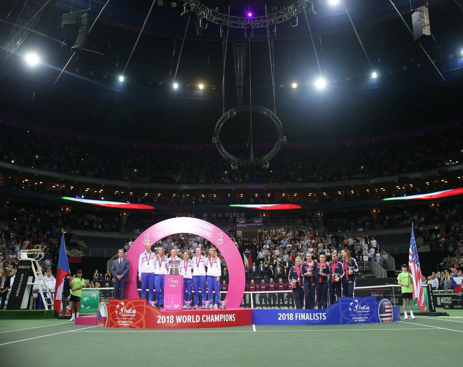 České tenistky slaví vítěství ve Fed Cupu 2018