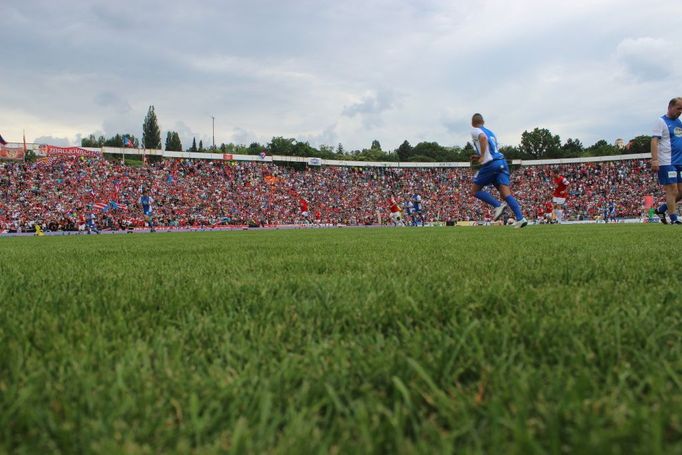 Petr Švancara se v sobotu rozloučil na legendárním fotbalovém stadionu Za Lužánkami se svojí kariérou. Na exhibici dorazily desetitisíce lidí.