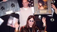 Osbourne v Praze v roce 1997 ve chvíli, kdy přebíral zlatou a platinovou desku za 75 tisíc prodaných nahrávek alb Ozzmosis a No More Tears.