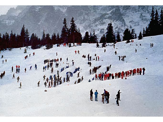 Pátrací skupiny v místě, kde došlo závalu lavinou. Mengusovská dolina pod Popradským plesem ve Vysokých Tatrách, rok 1974