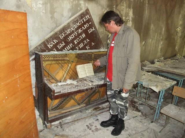 Pripjať - průvodce u klavíru