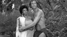 Nichelle Nichols a Ron Ely v seriálu Tarzan.