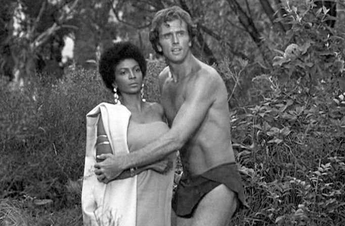 Nichelle Nichols a Ron Ely v seriálu Tarzan.