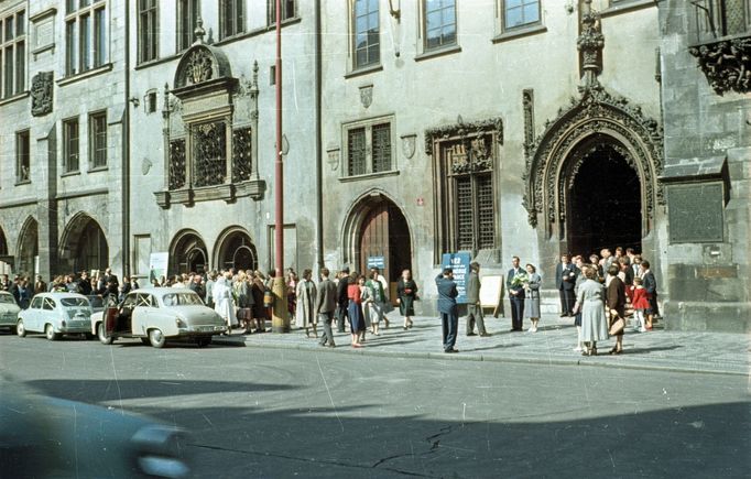 Svatba poblíž Staroměstského orloje v Praze. Rok 1958