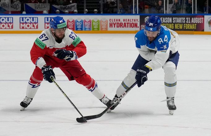 Jakub Zbořil a Kirill Savickij v zápase Česko - Kazachstán na MS 2023