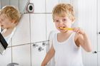 Kromě ručníků kontrolují hygienici v mateřských školách, zda v kartáčcích nezůstávají zbytky pasty. Žádná vyhláška se na to nevztahuje, nicméně školky to často řeší tak, že pastu raději nepoužívají vůbec. Děti si odstraňují nečistoty ze zubů jen mokrým kartáčkem.