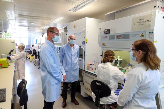 Britský princ William během návštěvy oxfordských laboratoří na vývoj vakcíny proti covid-19.