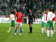 Stephen Hunt (12) dostal červenou kartu za faul na Jana Poláka v polovině hřiště.