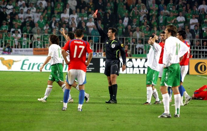 Stephen Hunt (12) dostal červenou kartu za faul na Jana Poláka v polovině hřiště.