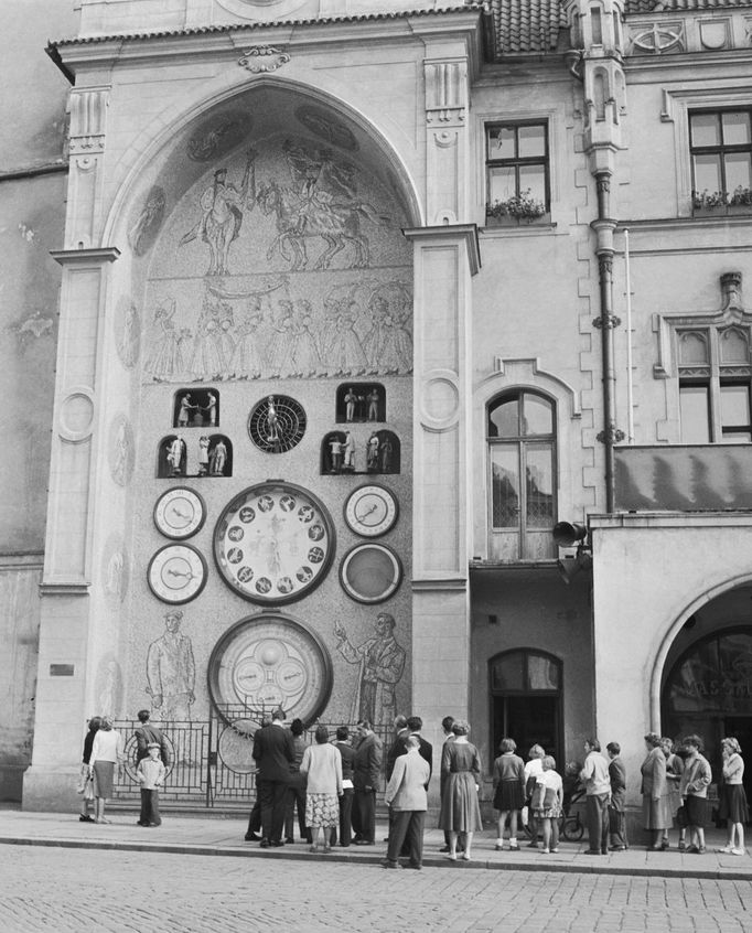 Olomoucký orloj v roce 1957.