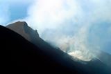 Na Stromboli, ležící na stejnojmenném ostrově patřícím do Liparských ostrovů, se ve výšce okolo 650 metrů otevřel nový kráter, z nějž vytéká láva do moře.