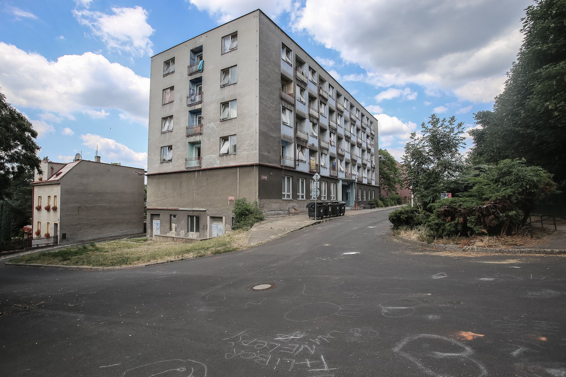 Dvě už brzy uzavřené ubytovny v Ústí nad Labem, jejich převážně romští obyvatelé a protest proti zavření