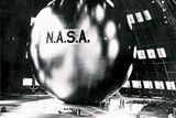 V 50. letech minulého století začali američtí piloti a inženýři experimentovat a létat stále rychleji a výš. Díky tomu se objevila i otázka: Dokážeme letět až do vesmíru? Když se Sovětům podařilo vyslat družici Sputnik, rozhodl se Washington rychle reagovat a 29. července 1958 prezident Dwight Eisenhower podepsal Národní zákon o letectví a kosmonautice, kterým byl zřízen Národní úřad pro letectví a kosmonautiku (NASA).