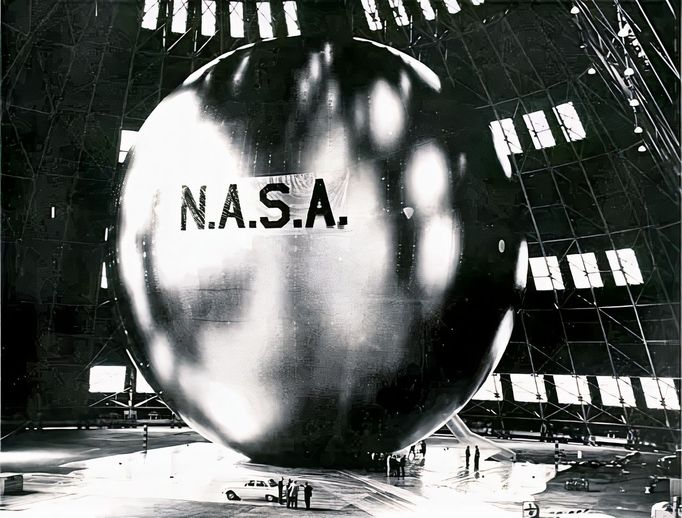 Balón NASA s družicí Echo 1 při pozemních zkouškách. Rok 1960