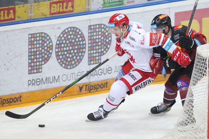 10. kolo hokejové extraligy 2020/21, Sparta - Třinec: Matúš Sukeľ dotírá na třineckého hráče.