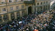 Situace se v průběhu léta 1989 začala měnit. Na západoněmecké ambasády v Budapešti, Varšavě a právě i v Praze mířily tisícovky Němců, zejména v návaznosti na uvolňování režimu v Maďarsku.
