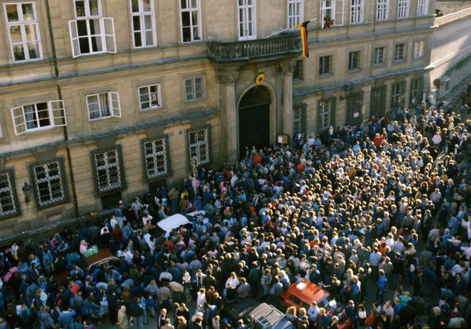 Situace uvnitř a vně velvyslanectví SRN, kde stovky uprchlíků z Východního Německa hledalo azyl, ve snaze se dostat mimo železnou oponu. Praha 1989.