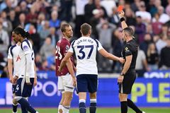 Zahraniční ligy: Souček viděl červenou kartu, Krejčí při premiéře v Anglii prohrál