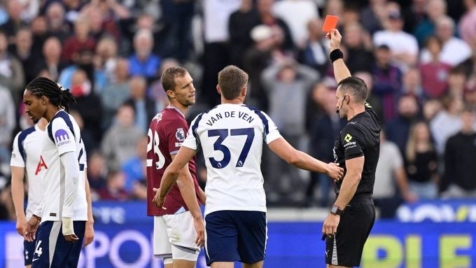 Tomáš Souček vidí červenou kartu.