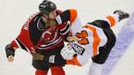 Hráči New Jersey si s borci Philadelphie nikdy nedarovali ani píď ledu. Přesvědčují nás o tom David Clarkson a  Wayne Simmonds.