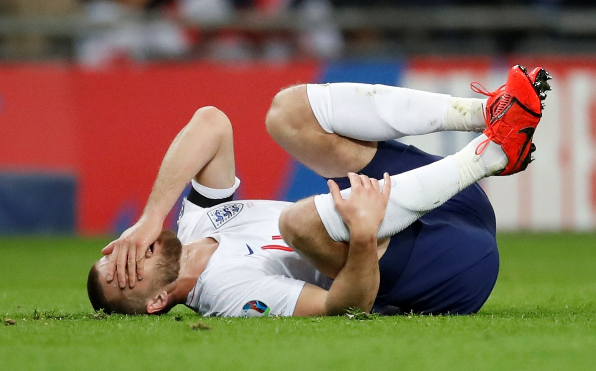 Zraněný Eric Dier v zápase kvalifikace ME 2020 Anglie - Česko.