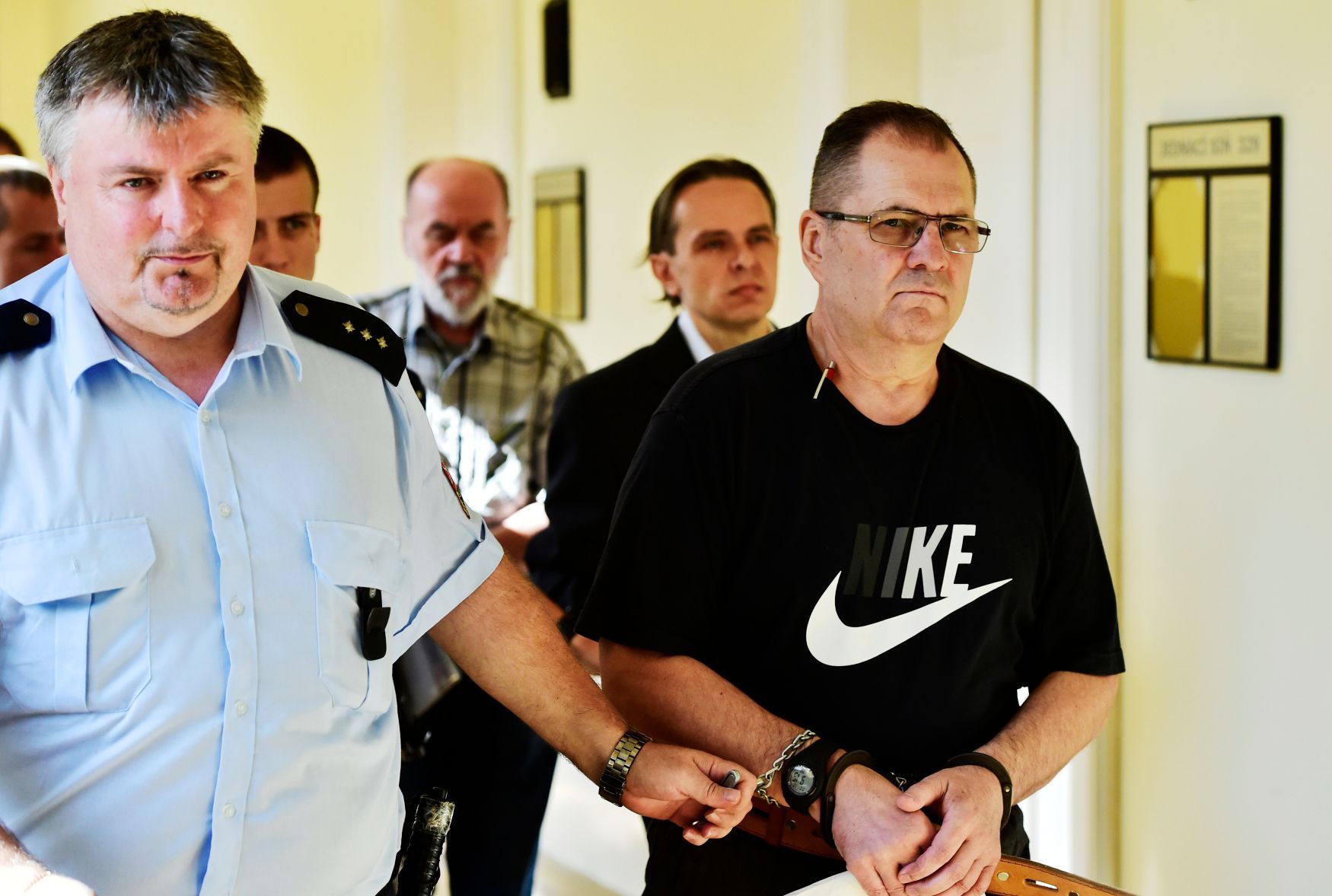 Obžalovaní Vlad Max Orban (vpravo), podnikatel Radovan Sáček (druhý zprava) a Jozef Mišík (třetí zprava).