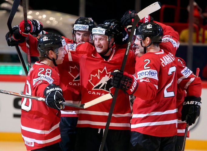 Stamkos se raduje se spoluhráči z branky do sítě Švédska na MS 2013