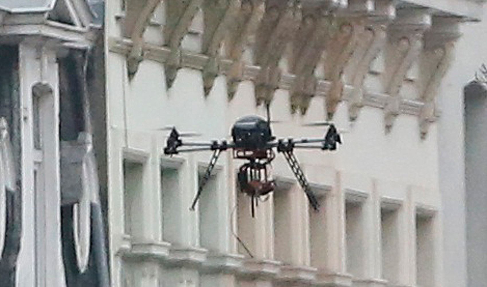 Policejní dron v místě zátahu.