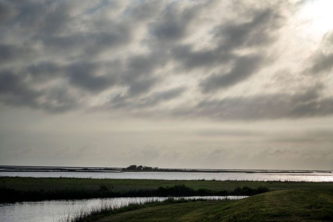 Indiánský kmen musí přesídlit. Jejich ostrov v americké Louisianě se vlivem stoupající hladiny moří potápí.