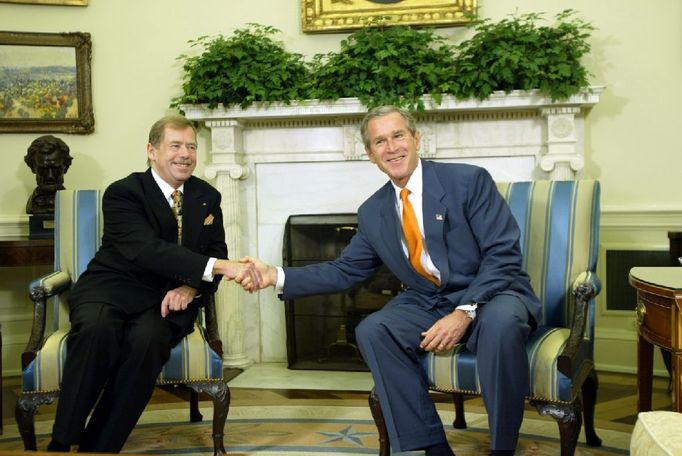 Americký prezident George W. Bush vítá 18. září 2002 českého prezidenta v Oválné pracovně Bílého domu.