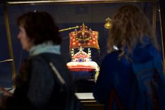 Vystavené korunovační klenoty si přišlo prohlédnout přes čtyřicet tisíc lidí